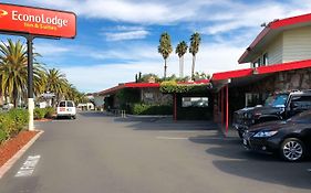 Econo Lodge Inn And Suites Oakland Airport 2*